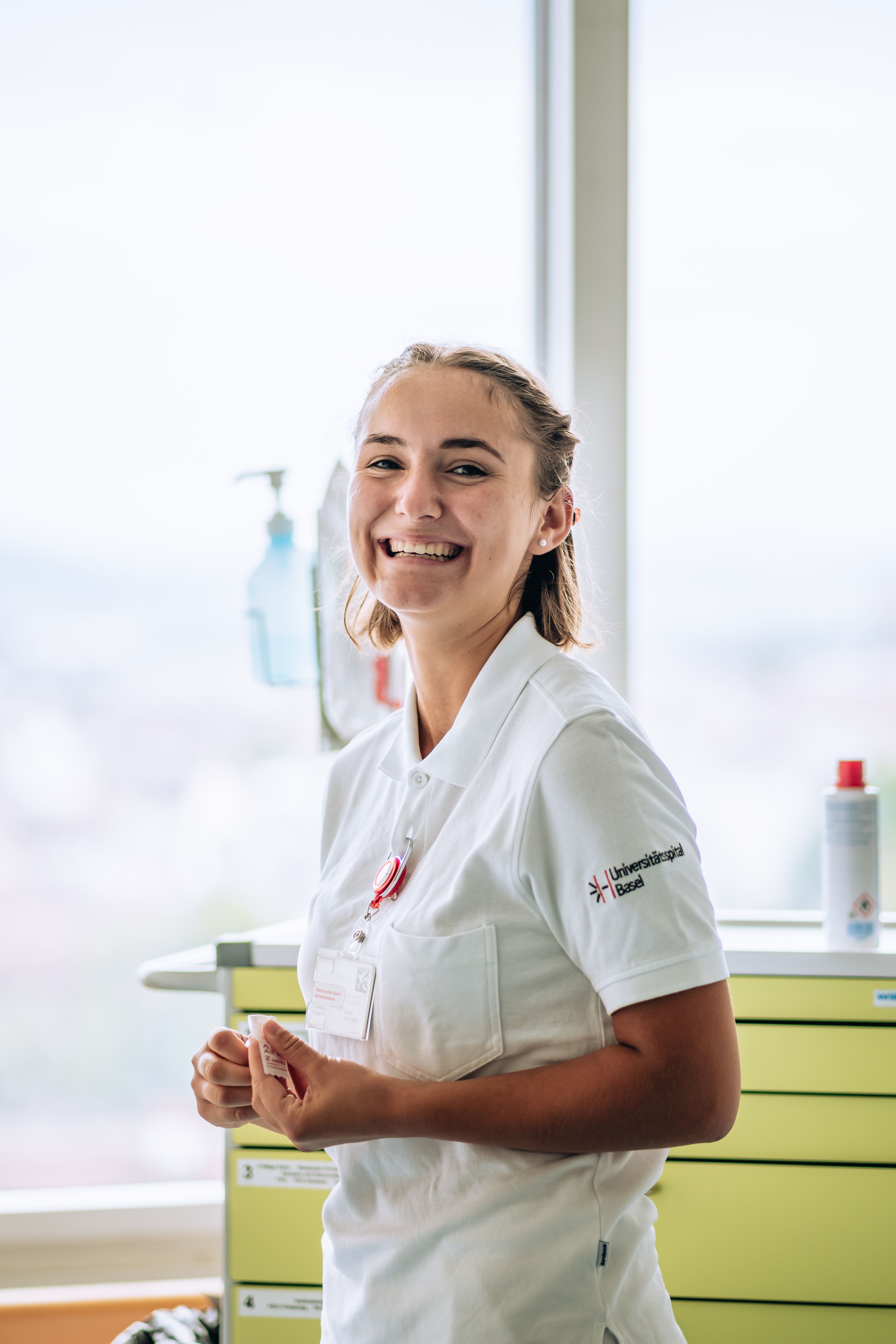 junge lachende Frau in Spitalkleidung