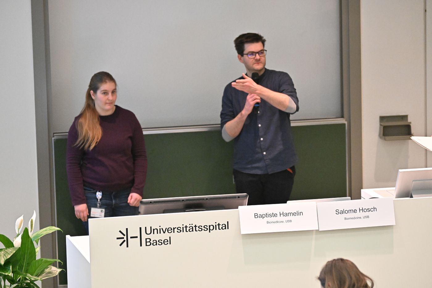 Dr. Salome Hosch und Dr. Baptiste Hamelin stellen ihr Forschungsprojekt «Molekulare gewebebasierte Präzisionsdiagnostik von Infektionskrankheiten» vor.