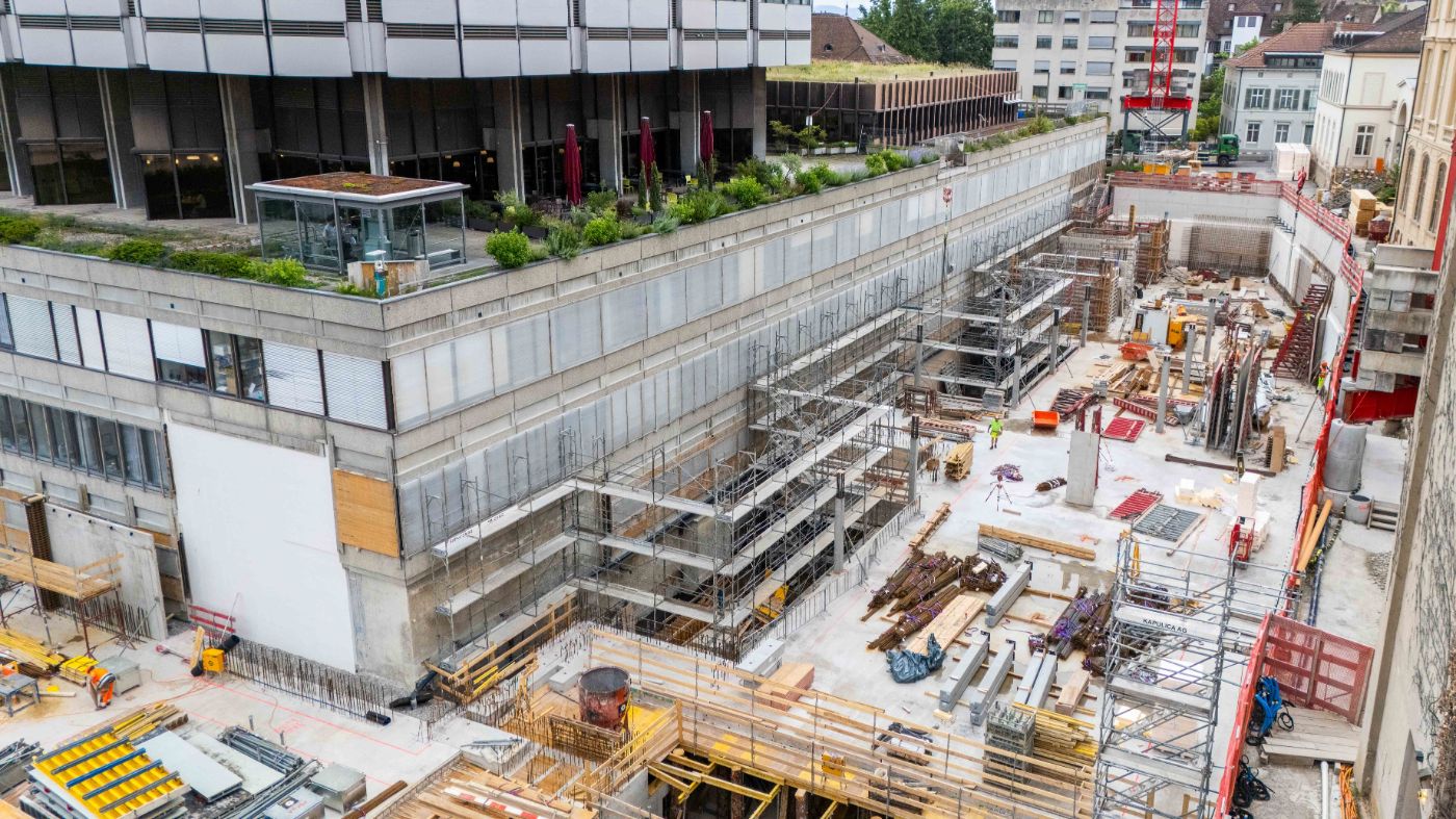 Blick auf den Annex. Der Boden des 1. Untergeschosses ist erstellt.