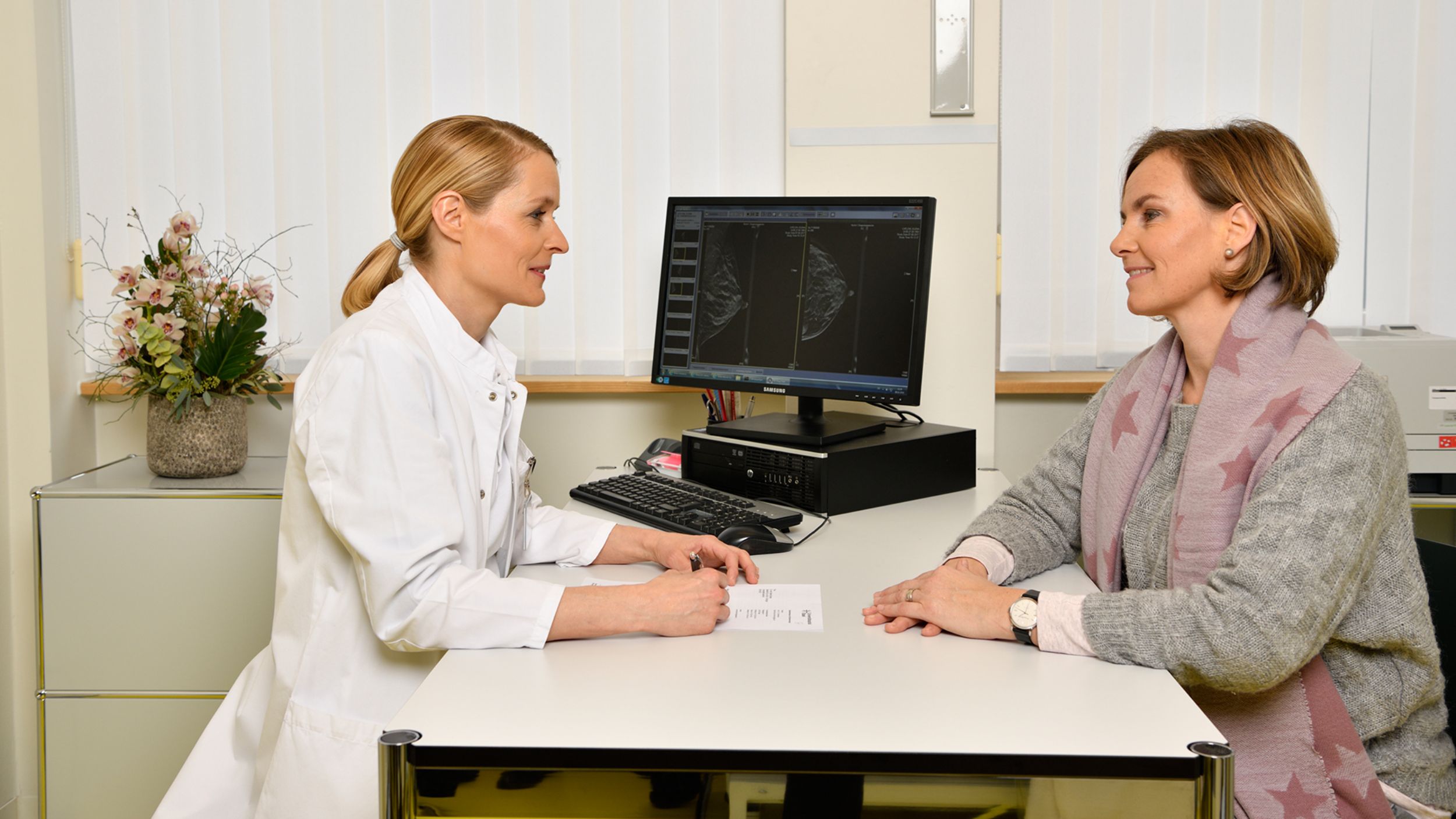 Une femme médecin en conversation avec une patiente