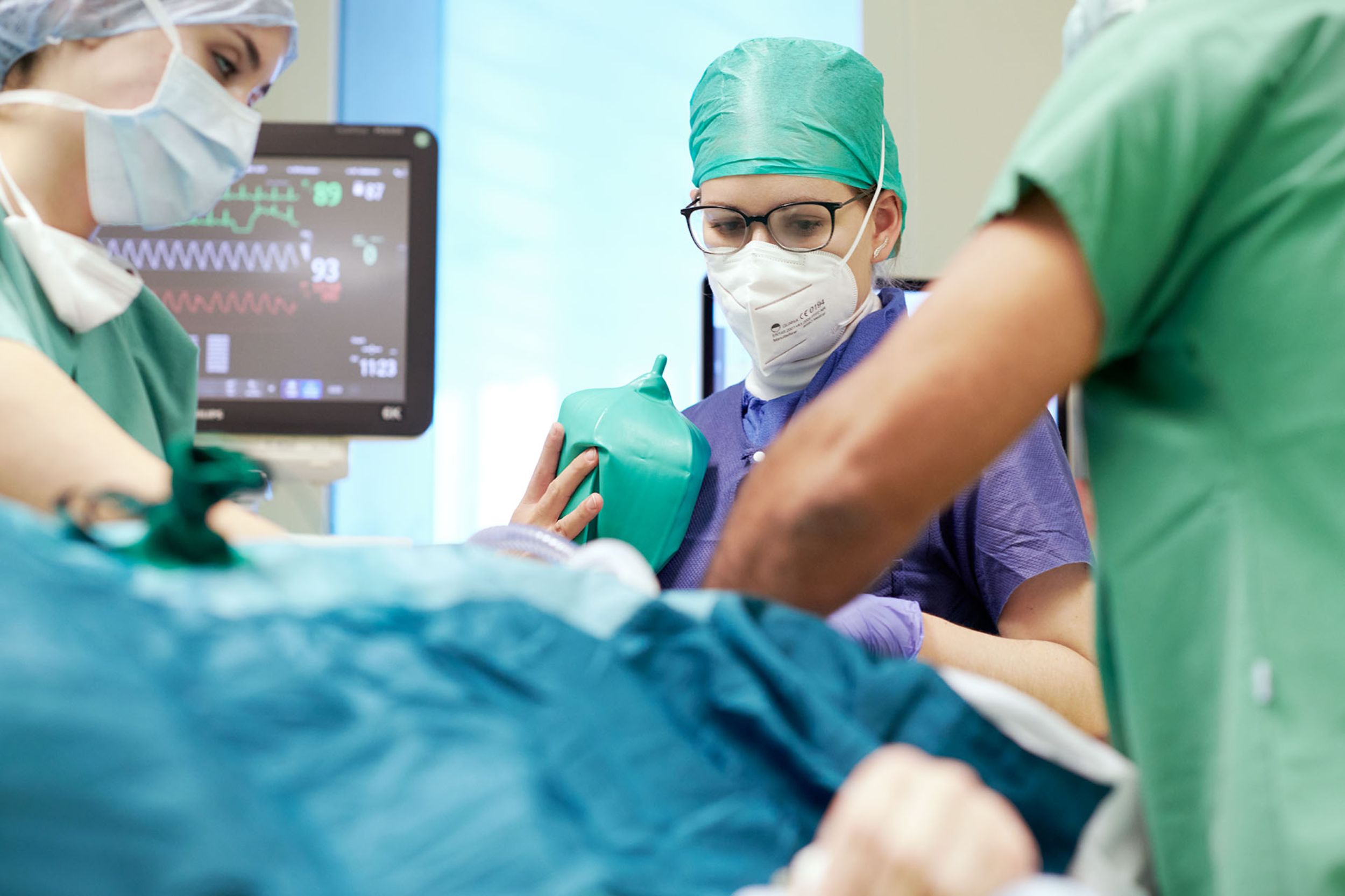 Anesthésiste et équipe chirurgicale préparant la patiente pour l'opération