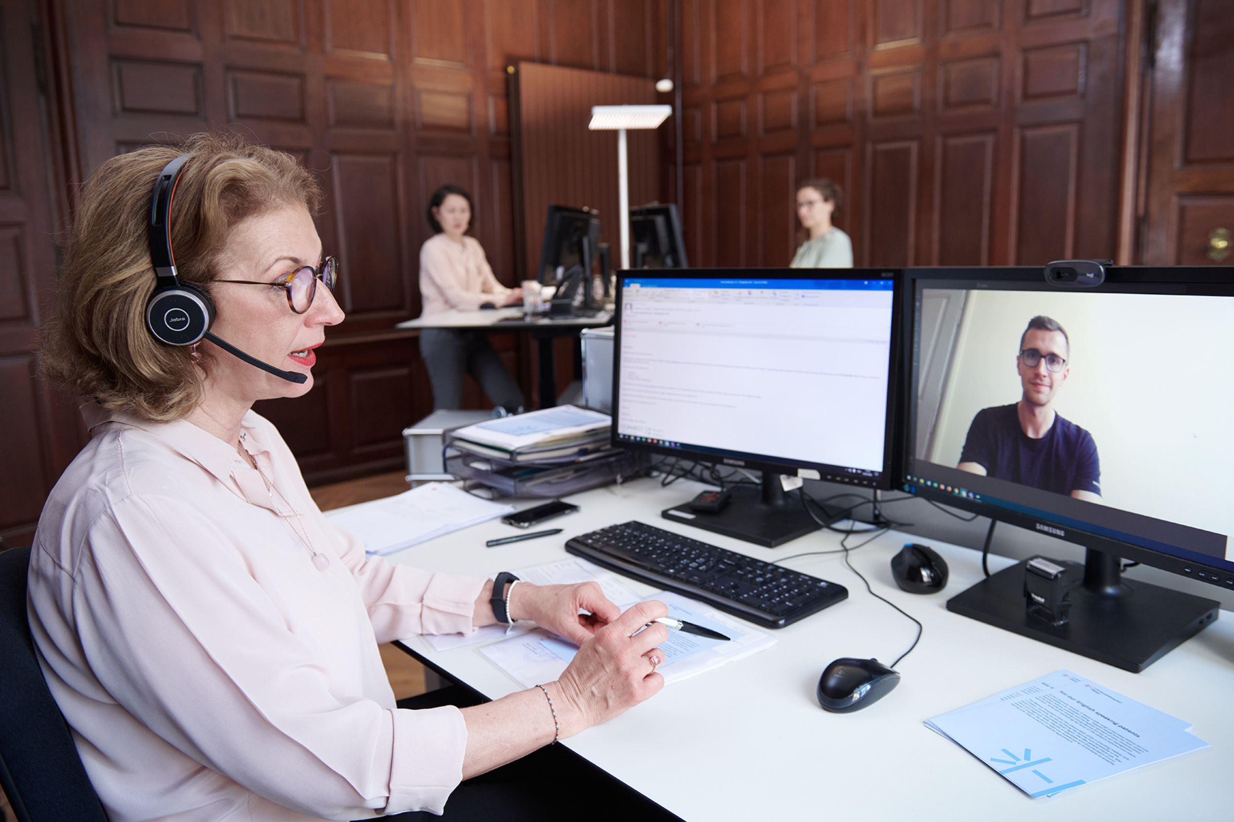 Simone Rüdlin, Head of International Service in a video call with a patient