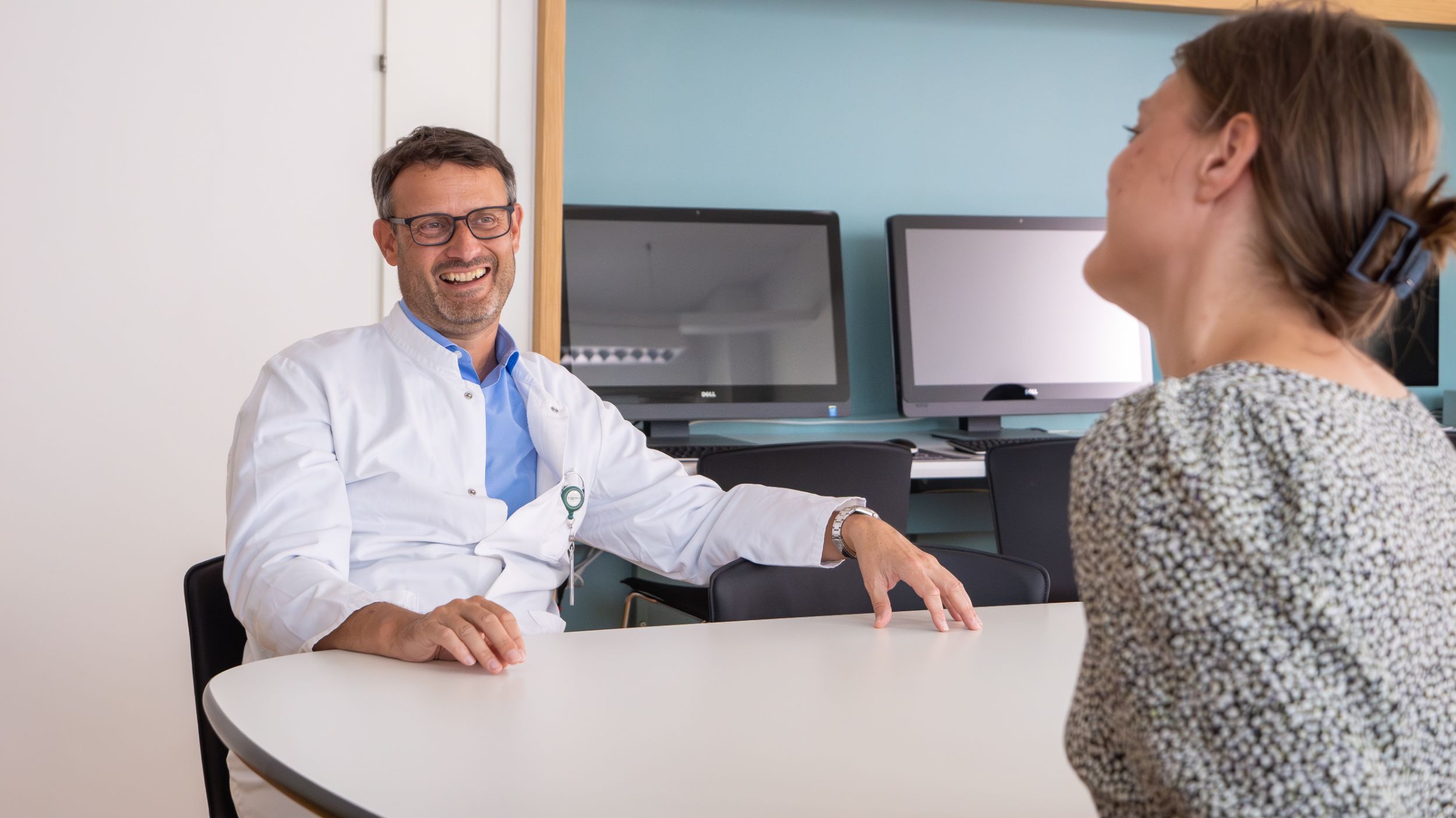 Le professeur Luigi Mariani lors d'un entretien avec un patient dans la salle d'attente