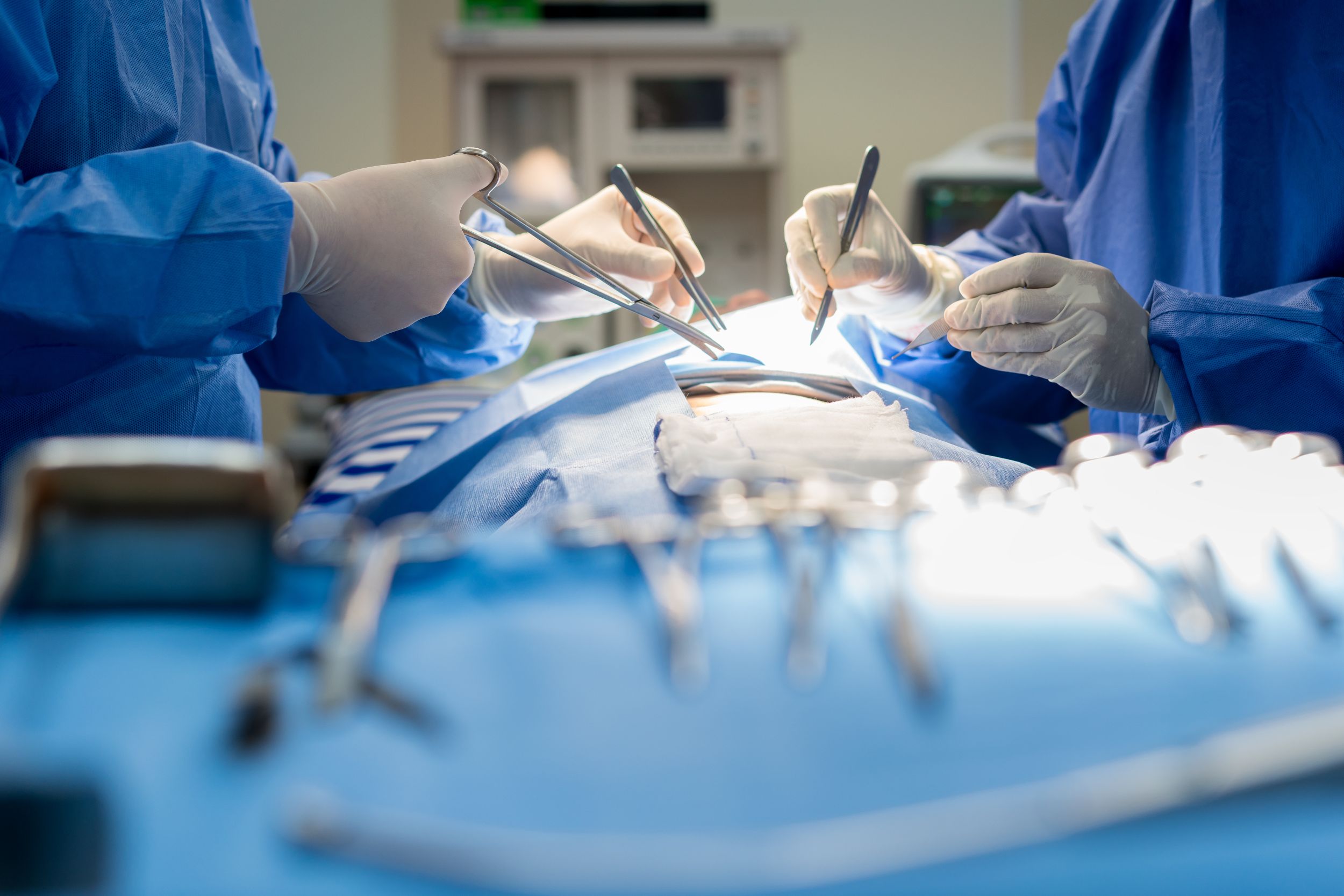 Ärztin und Pflegefachfrau untersuchen Patient mit Ultraschall am Unispital Basel