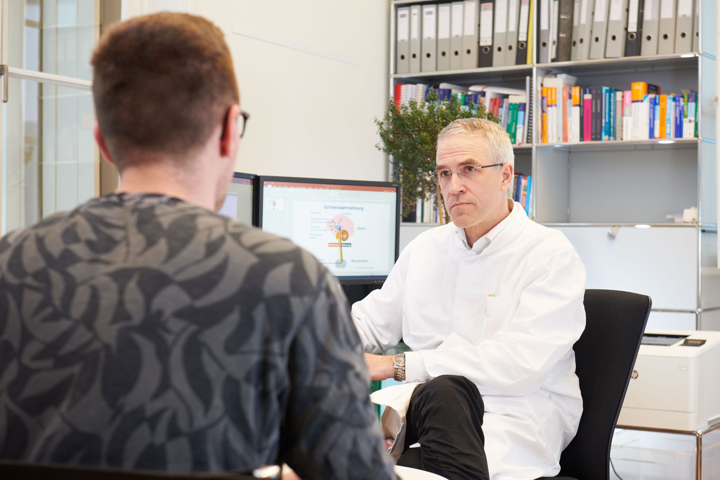 Le professeur Rainer Schäfert en conversation avec un patient
