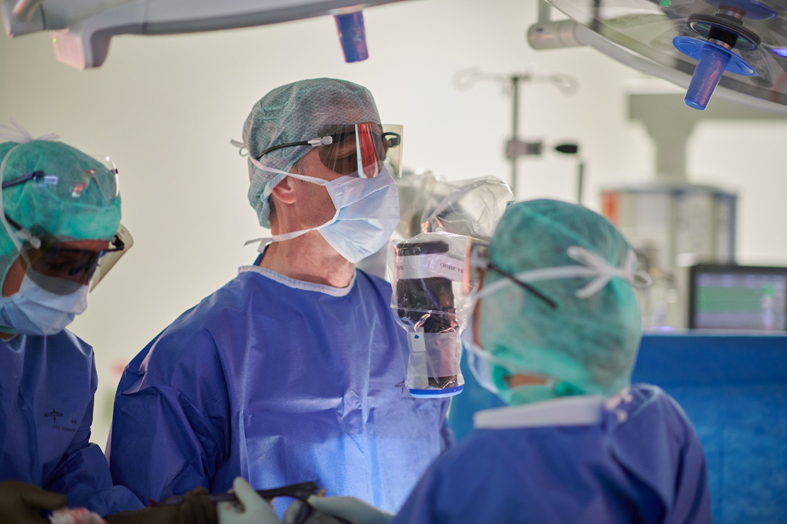 Le professeur Stefan Schären dans la salle d'opération avec des lunettes 3D