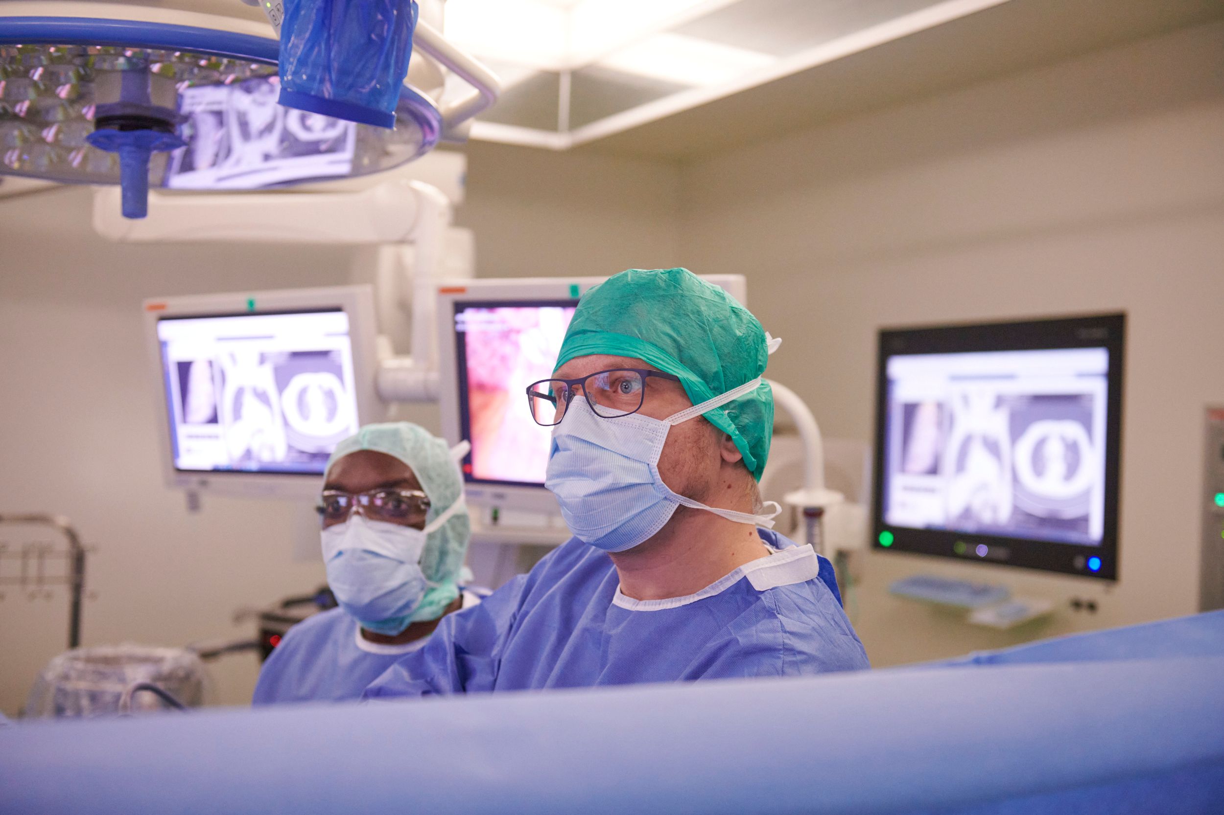 Dr. Aljaz Hojski während einem minimalinvasiven (VATS) Eingriff