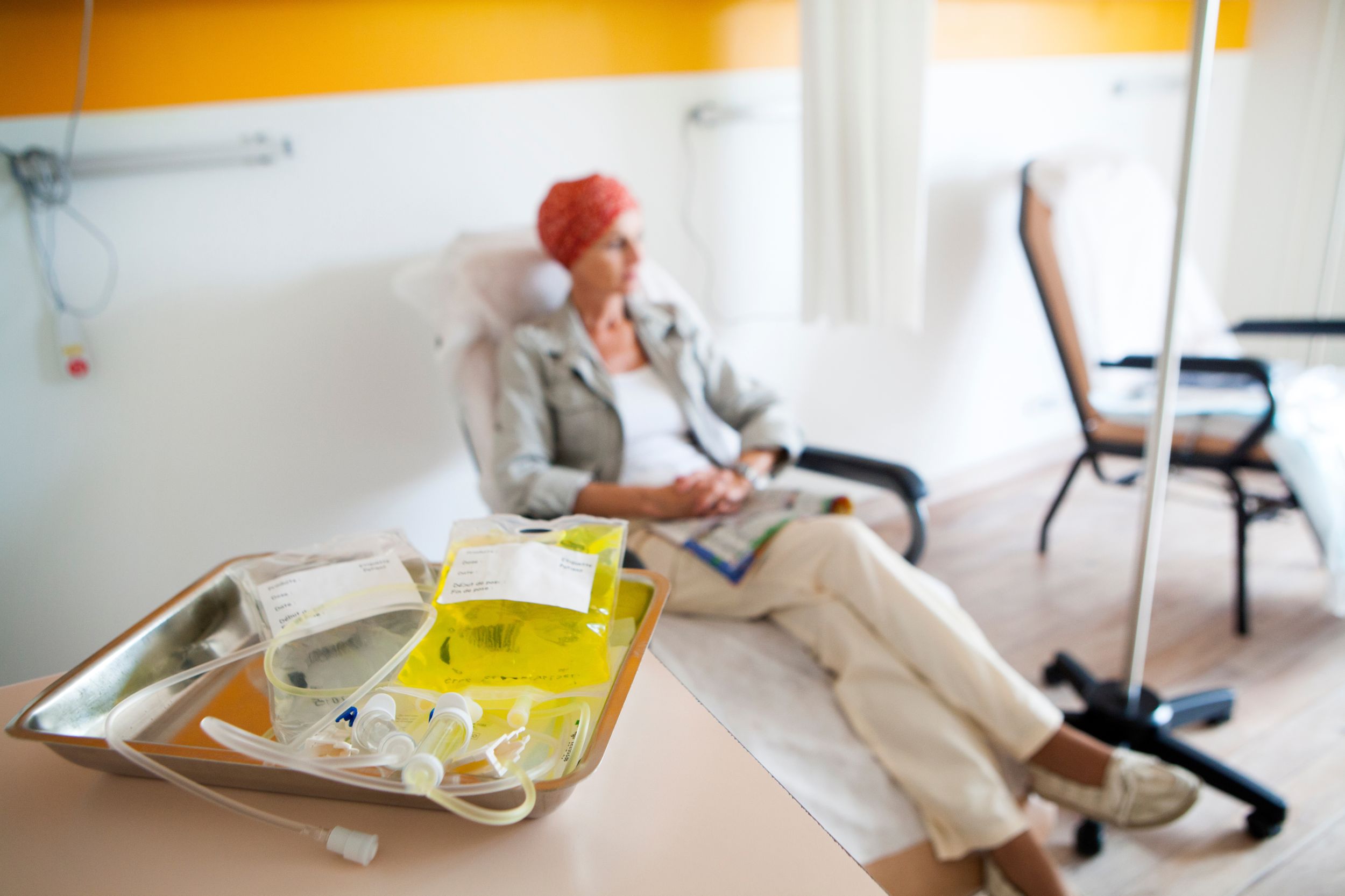 Frau sitzt in Chemo-Therapie Behandlungszimmer