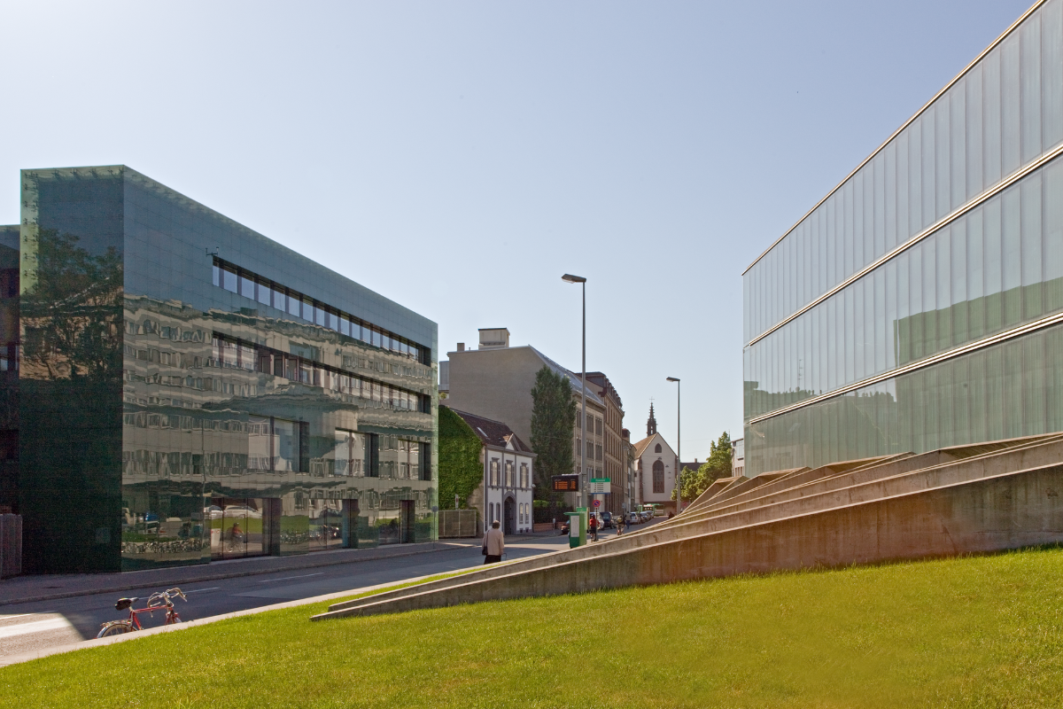 Blick auf das Klinikum 1 und die Spitalstrasse von der Schanzenstrasse aus, in Basel