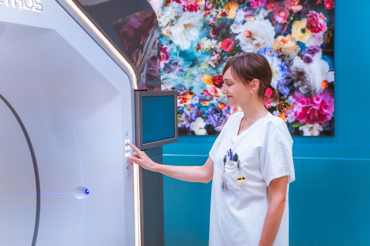 Radiologiefachfrau vor CT