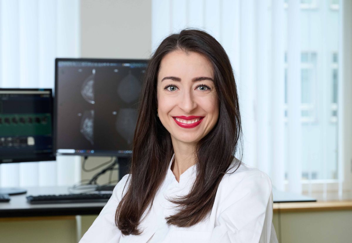 Dr. med. Noemi Schmidt, Leiterin der Mammadiagnostik, hat die Kontrastmittel-unterstützte Mammografie 2023 am USB eingeführt.