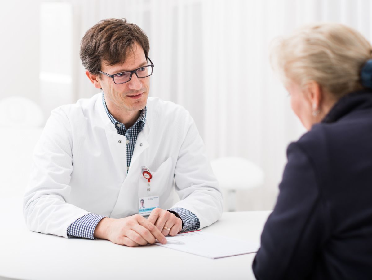 Prof. Alexander Navarini in conversation with a patient
