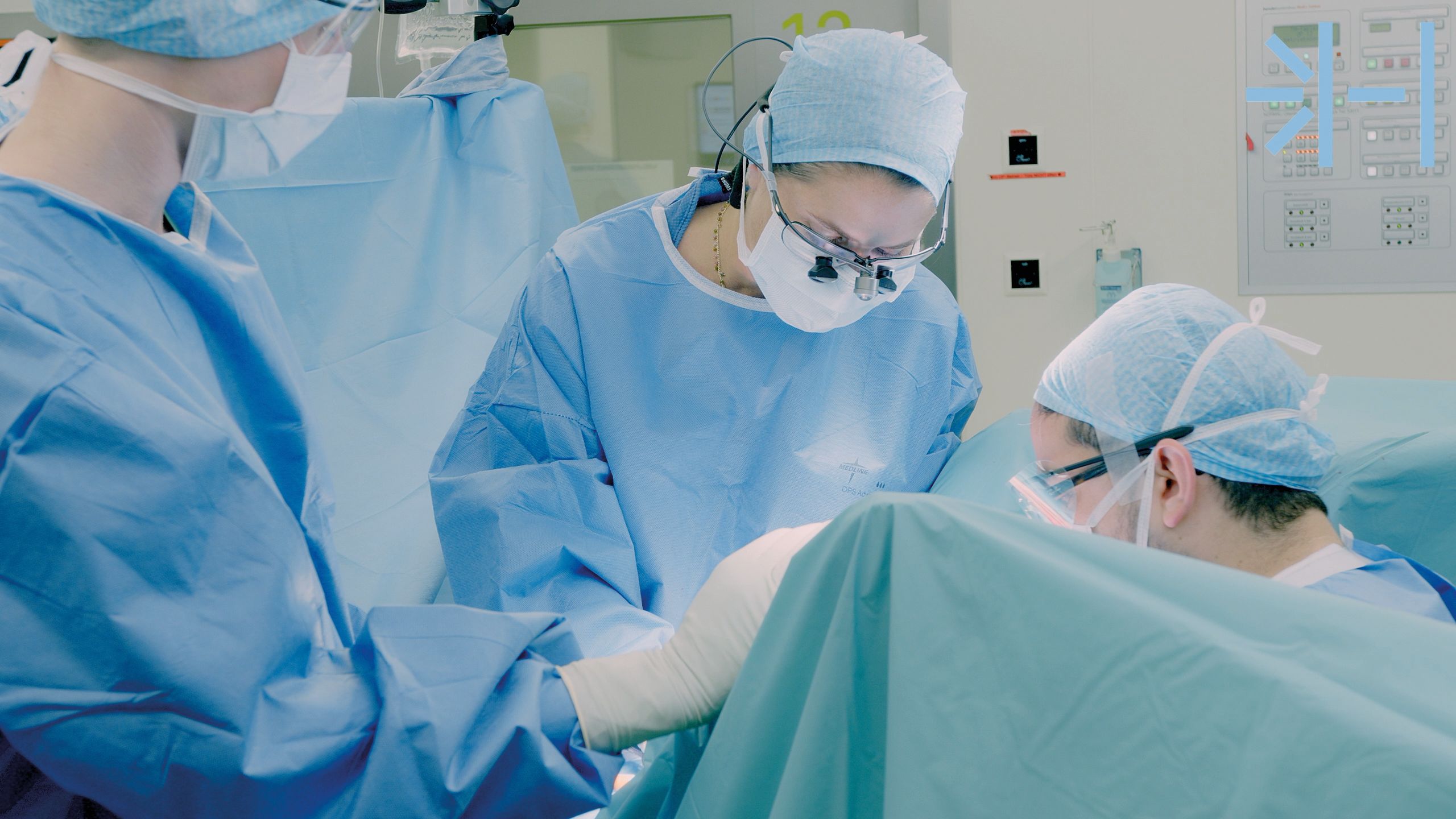 Blick von vorne auf eine Ärztin während einer Operation