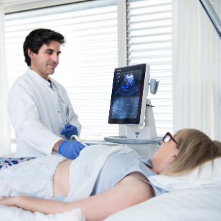 Arzt führt bei Patientin eine Sonografie durch