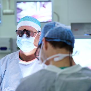 Prof. Friedrich Eckstein während eines Eingriffs im OP-Saal