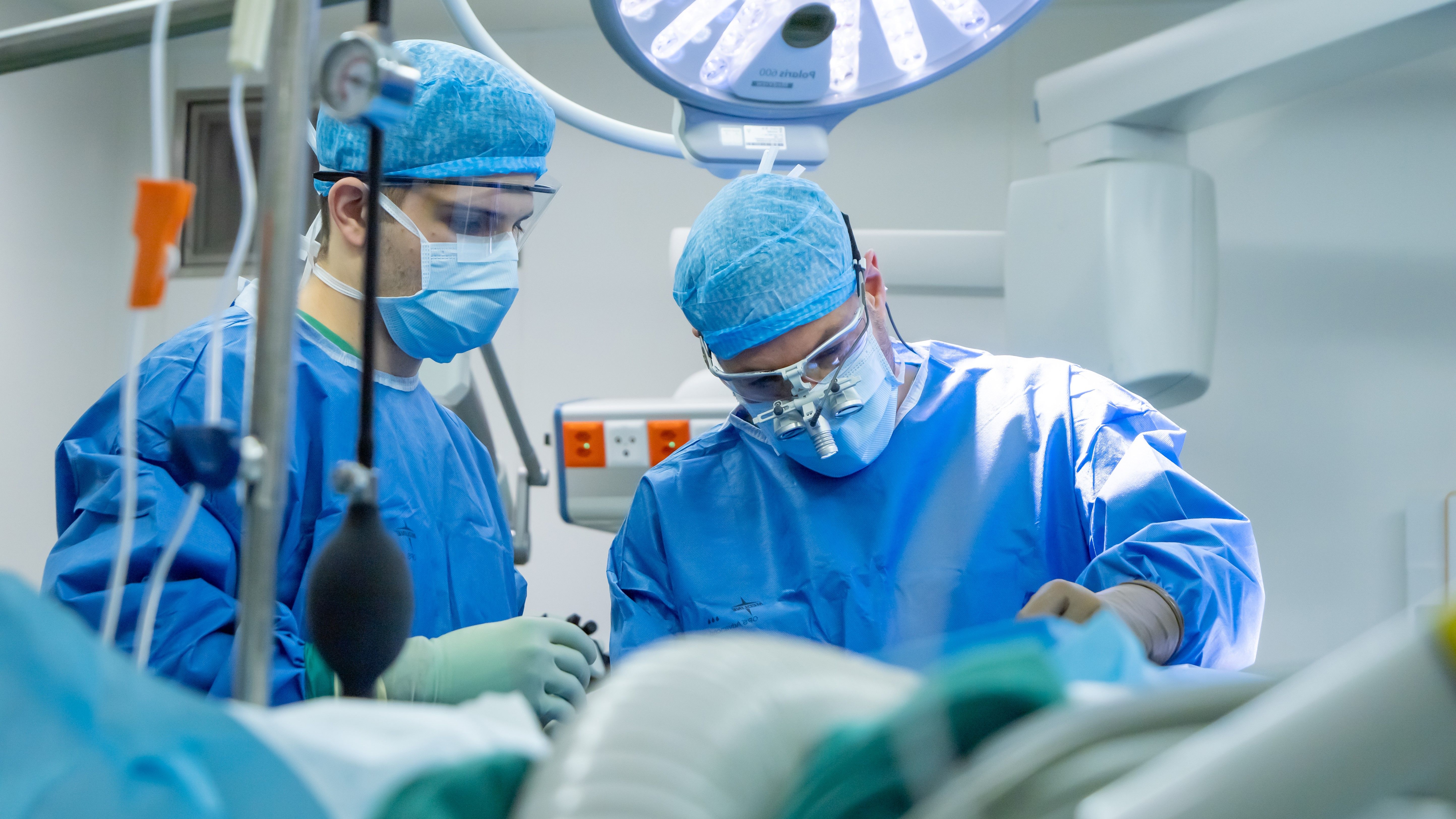 Chirurgen der MKG während eines Eingriffs