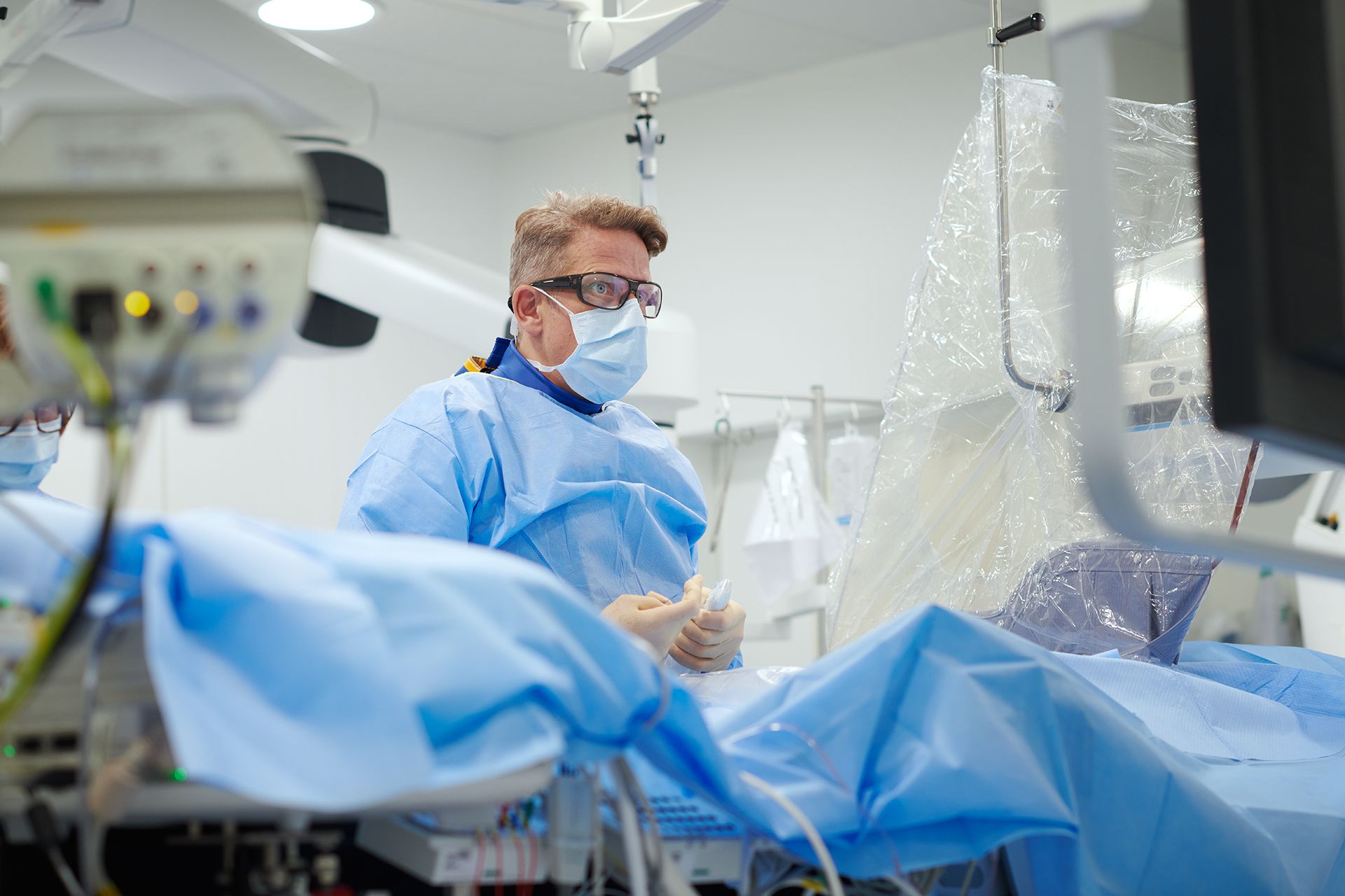 Prof. Christian Sticherling im Katheterlabor während einer Behandlung