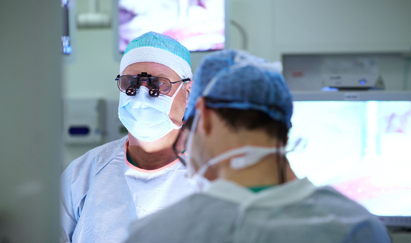 Prof. Friedrich Eckstein während eines Herzeingriffs im OP-Saal