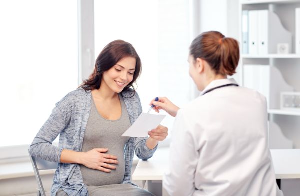 Bild einer schwangeren Frau im Gespräch