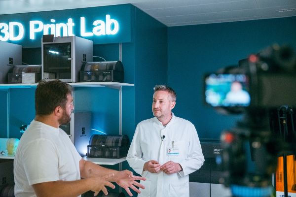 Internationales Filmteam von Bambu Lab besucht das 3D Print Lab des Universitätsspitals Basel