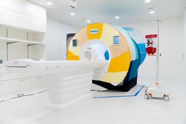 Wie sollen KI-Hilfsmittel entwickelt sein, damit sie wirklich eine Entlastung für Radiolog:innen sind? Unser Bericht zum vergangenen Jahr zeigt es detailliert und fundiert auf. Zudem beschreibt er neue interventionelle Therapien. Und eine überraschende Guerilla Knitting-Aktion in der Magnetresonanztomografie.