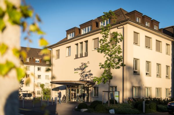 Nach der Genehmigung durch die Wettbewerbskommission haben das Universitätsspital Basel und das Bethesda Spital Basel die erforderlichen rechtlichen Schritte unternommen, um ihre vertiefte Partnerschaft zu vollziehen.