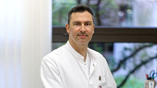 Prof. Marios-Nikos Psychogios, Leiter für diagnostische und interventionelle Neuroradiologie erhält den Forschungspreis 2026 in der Hirnschlagmedizin 