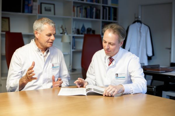 Ein Team der Augenklinik um Prof. Hendrik Scholl und Prof. Christian Prünte hat zum ersten Mal in der Schweiz ein gentherapeutisches Medikament eingesetzt, das Menschen mit einer erblichen Netzhautkrankheit vor Erblindung schützen kann.