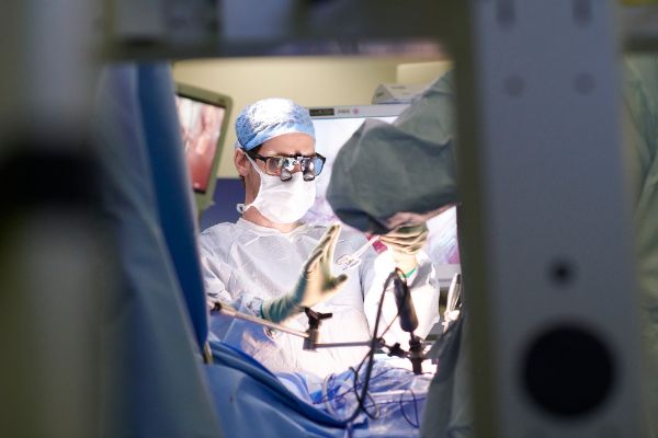 Chirurg hält Herzschrittmacher in der Hand