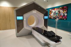 Ein Bestrahlungsgerät der neuesten Generation mit integriertem Computertomographen hat im Juni seinen klinischen Betrieb im Universitätsspital Basel aufgenommen.