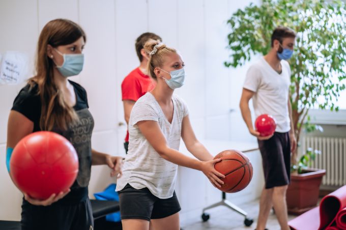 Student*innen des CAS Sportphysiotherapie machen eine Übung mit einem Ball
