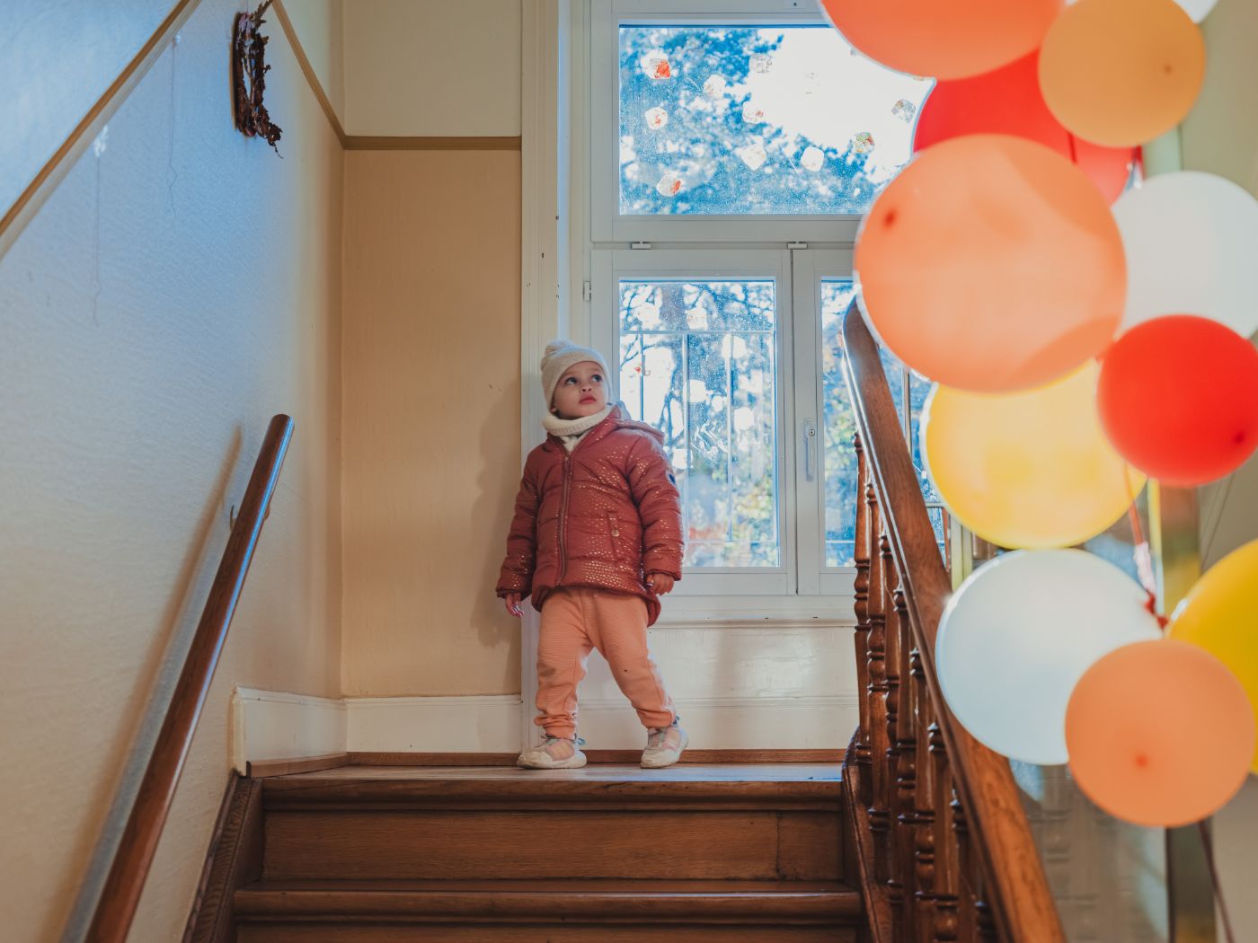 Kind im Treppenhaus