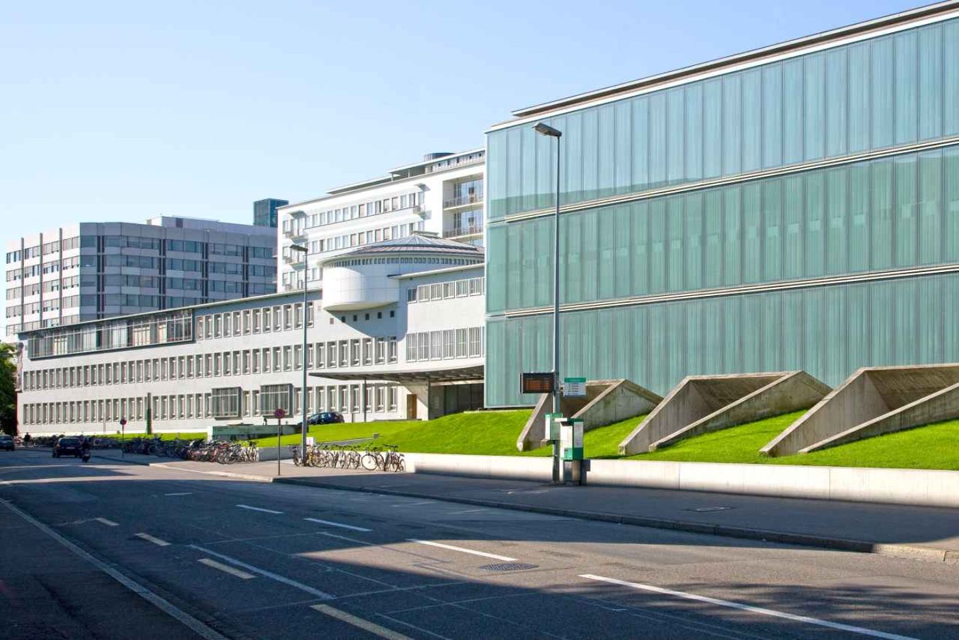 Eingang Gebäude B Spitalstrasse