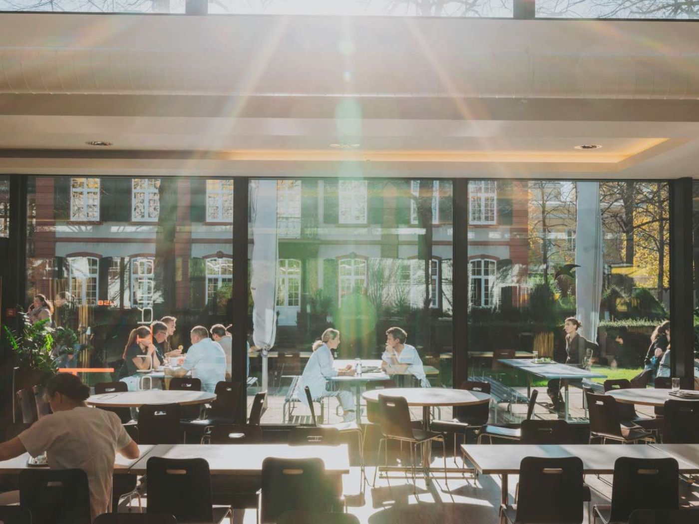 Mittagspause geniessen im Personalrestaurant oder im Garten