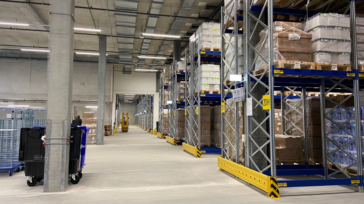 Das Palettenlager, das sich über zwei Etagen erstreckt.