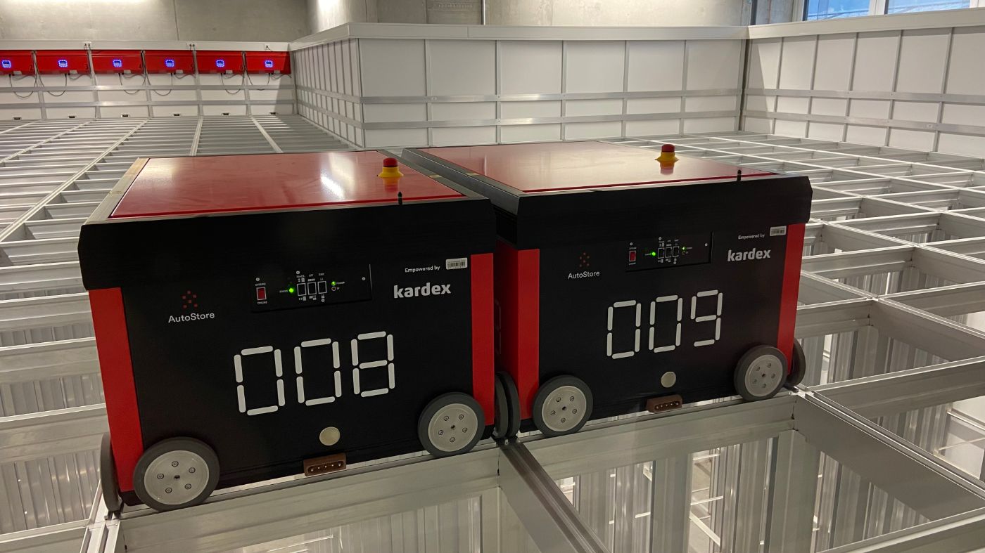 Zwei von neun funkgesteuerten Robotern oberhalb des AutoStores.