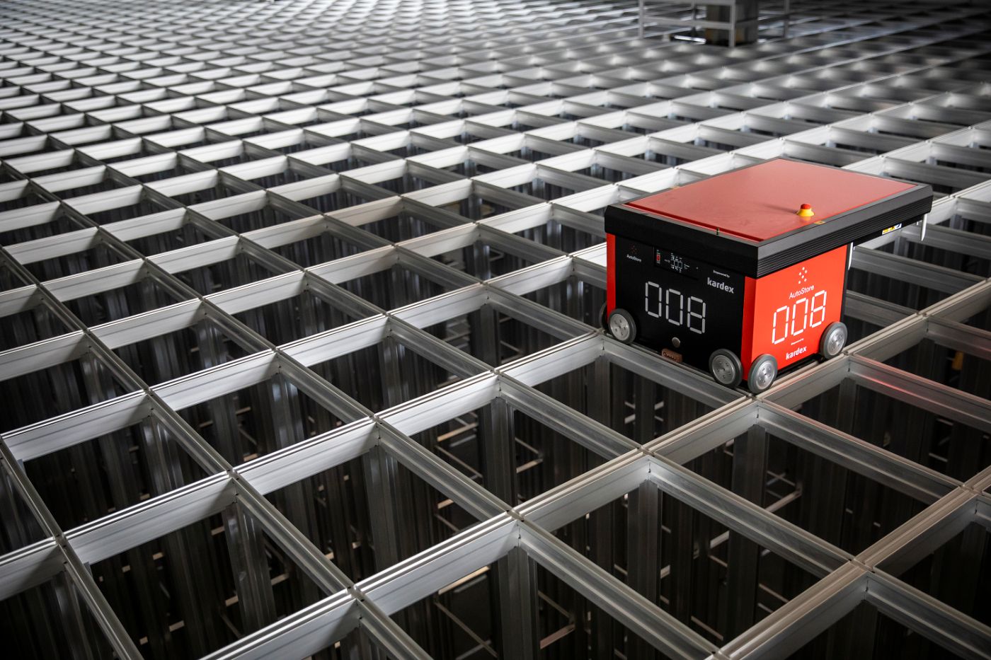 Ein Roboter fährt über das Gitternetz im neuen Autostore