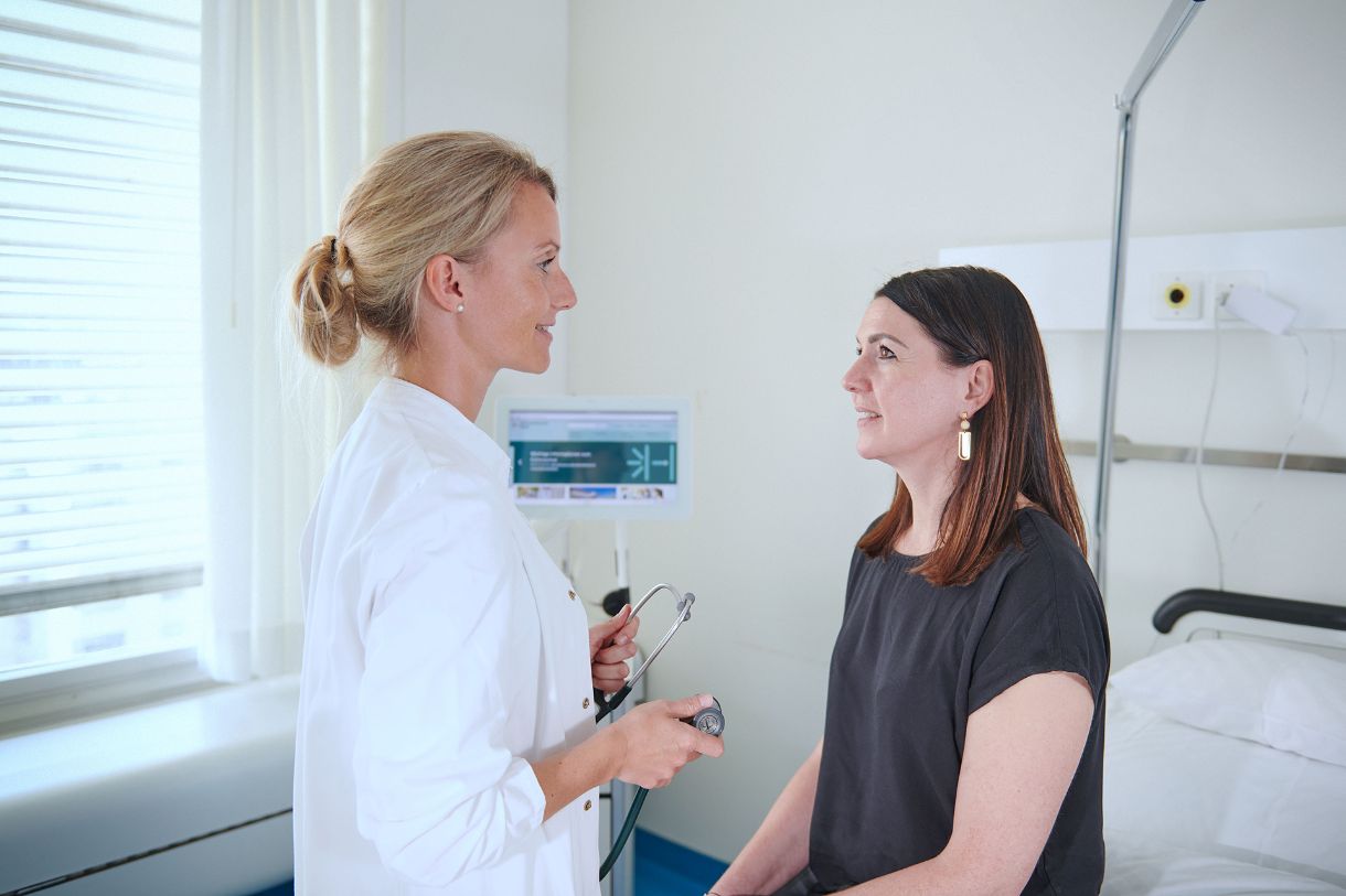 Ärztin mit Stethoskop bei Patientin