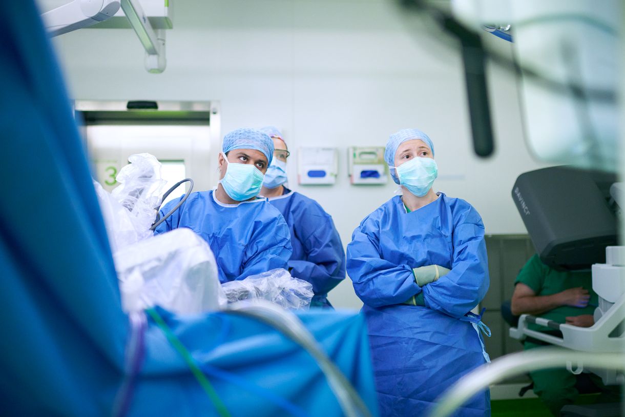 Chirurgen im OP-Saal bei einer DaVinci-OP