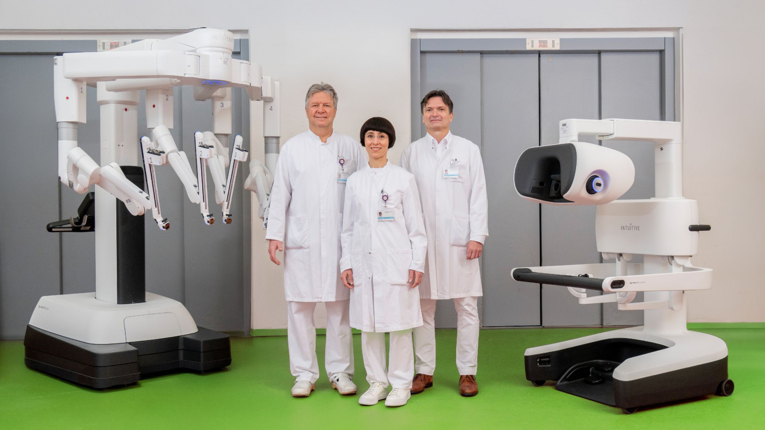 Das Team der Herzchirurgie mit dem neusten Operationsroboter DaVinci 5.