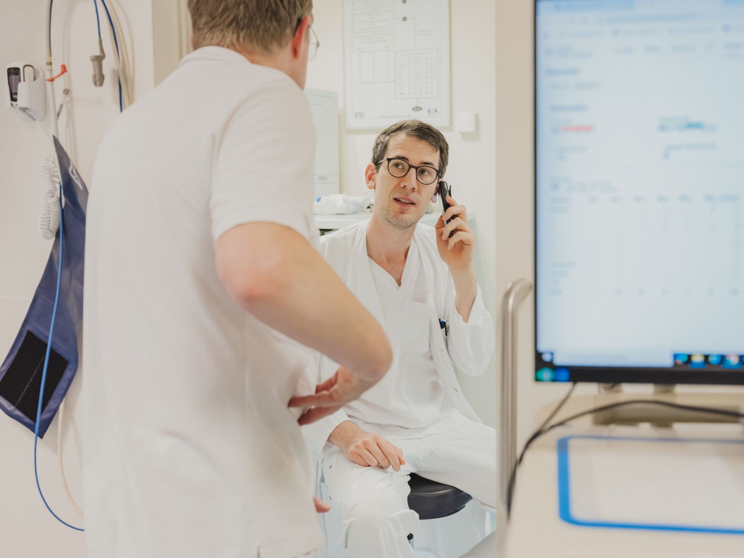 Médecin devant un tableau blanc