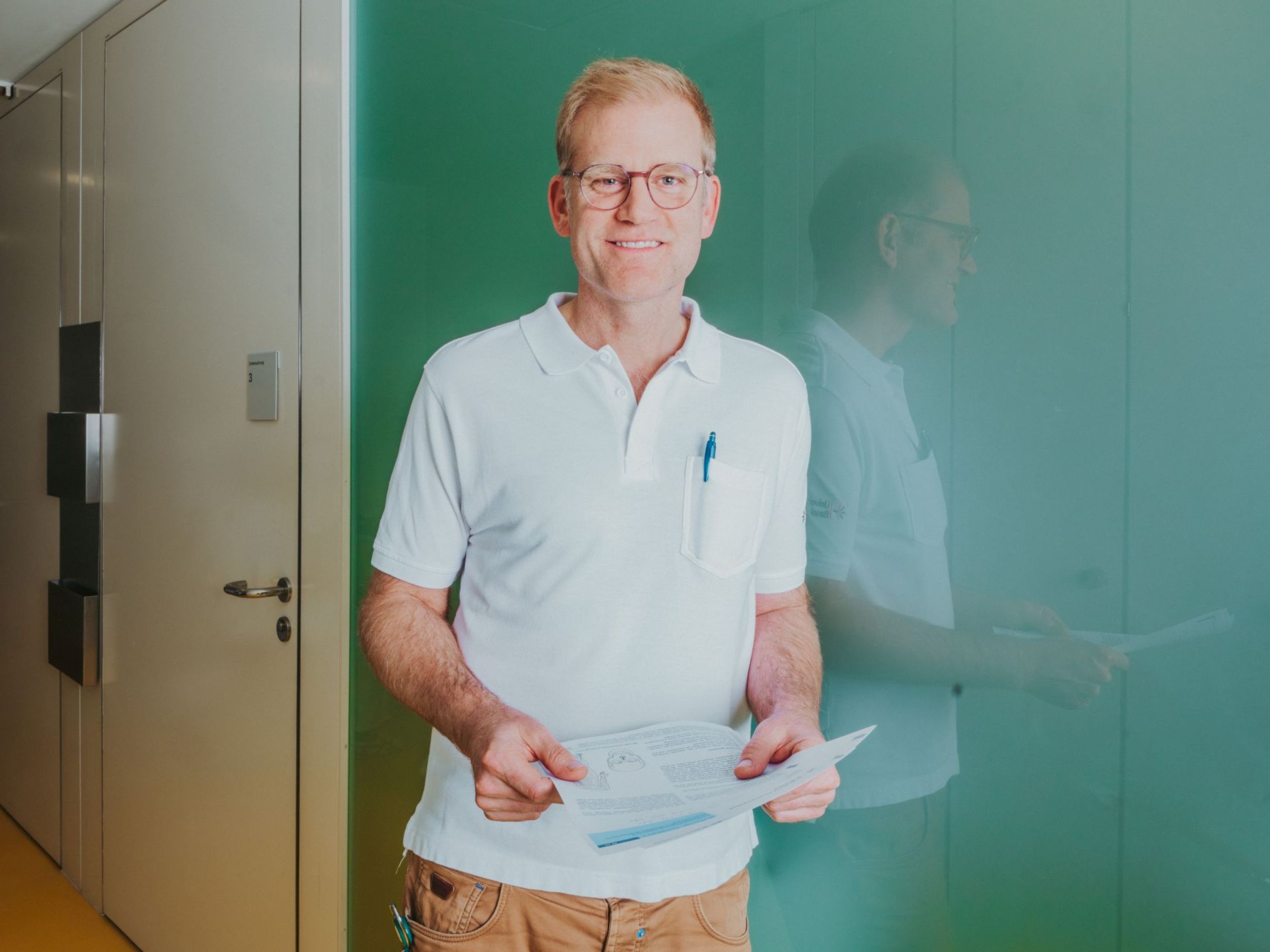 Médecin avec des gants bleus traitant une patiente