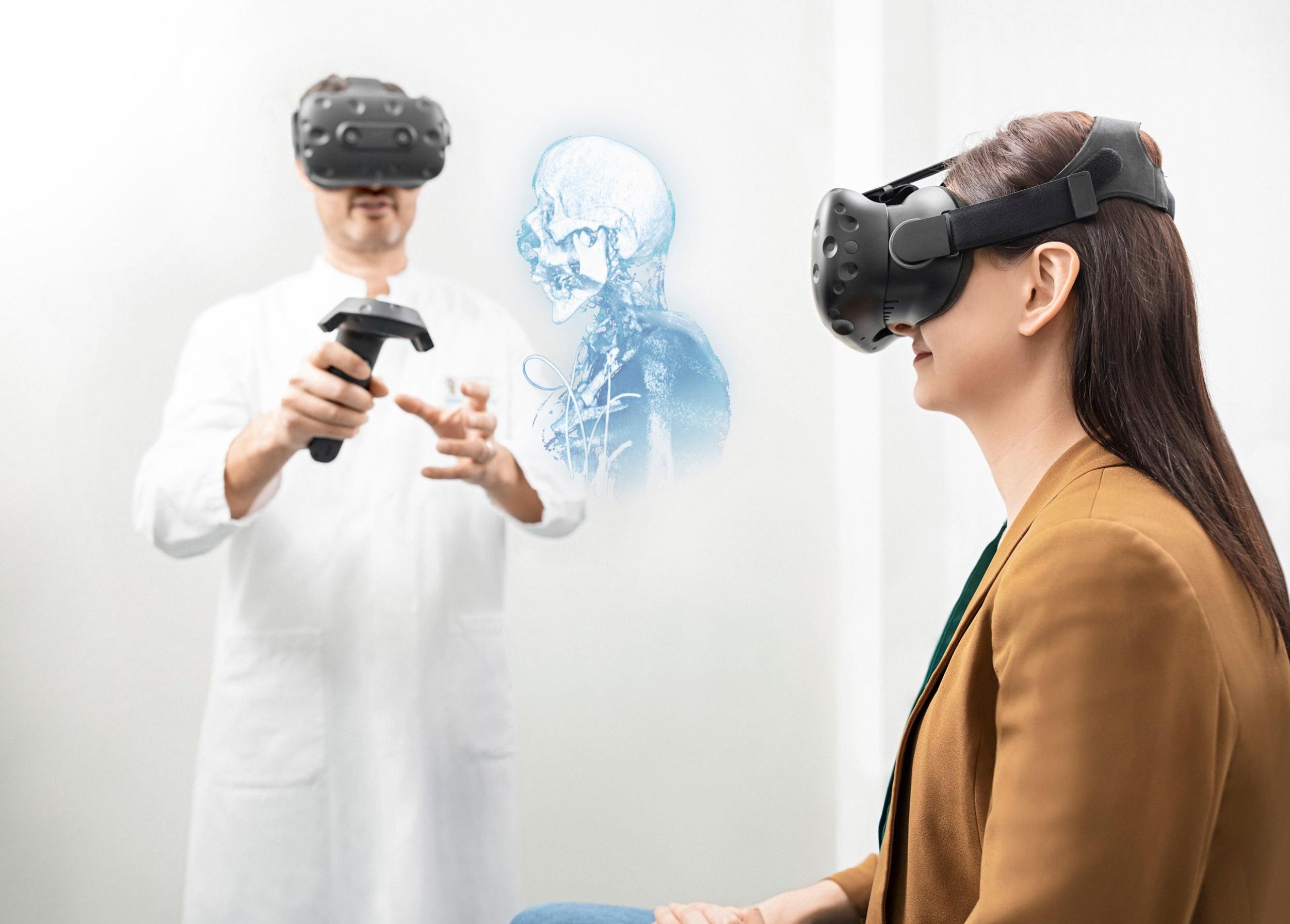 Arzt und Patientin mit Virtual-Reality-Brille