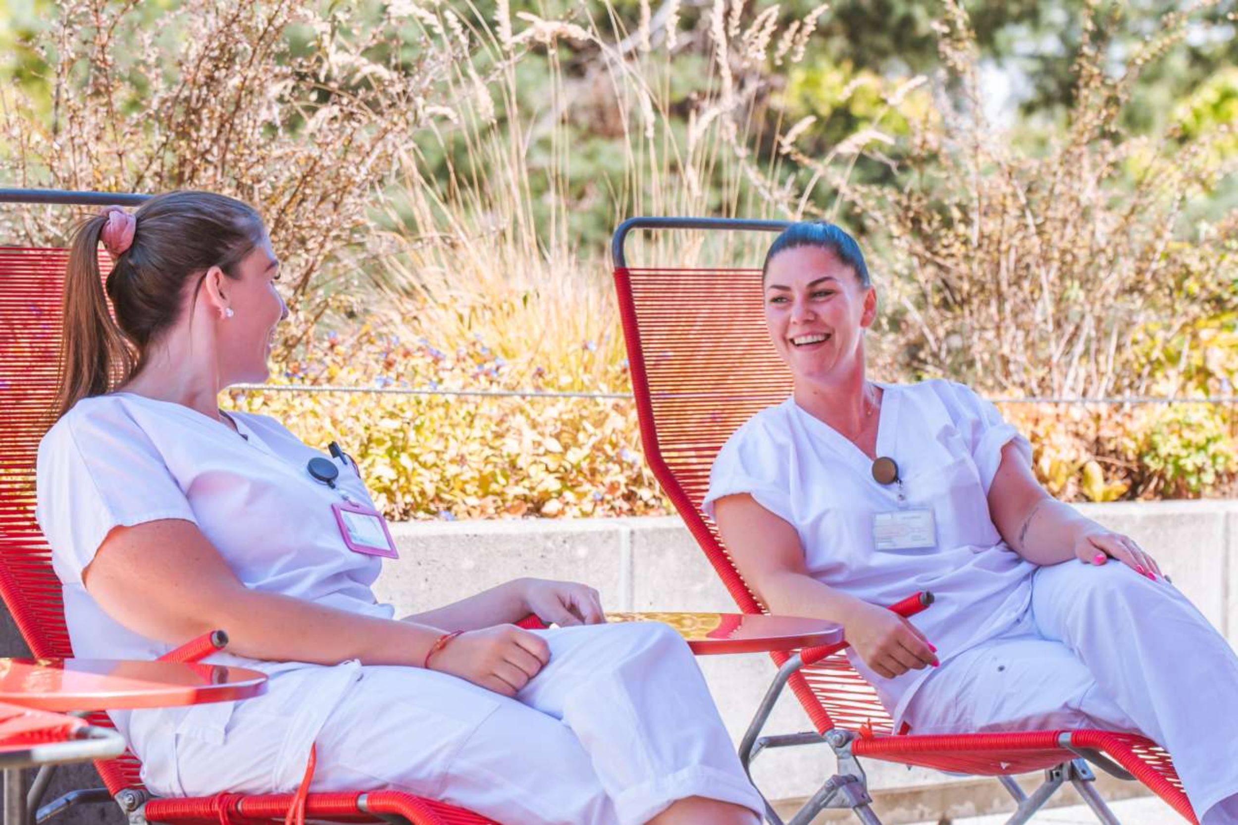 Gruppe von Frauen und Männern verschiedener Nationen in blauen und grünen OP-Kleidern