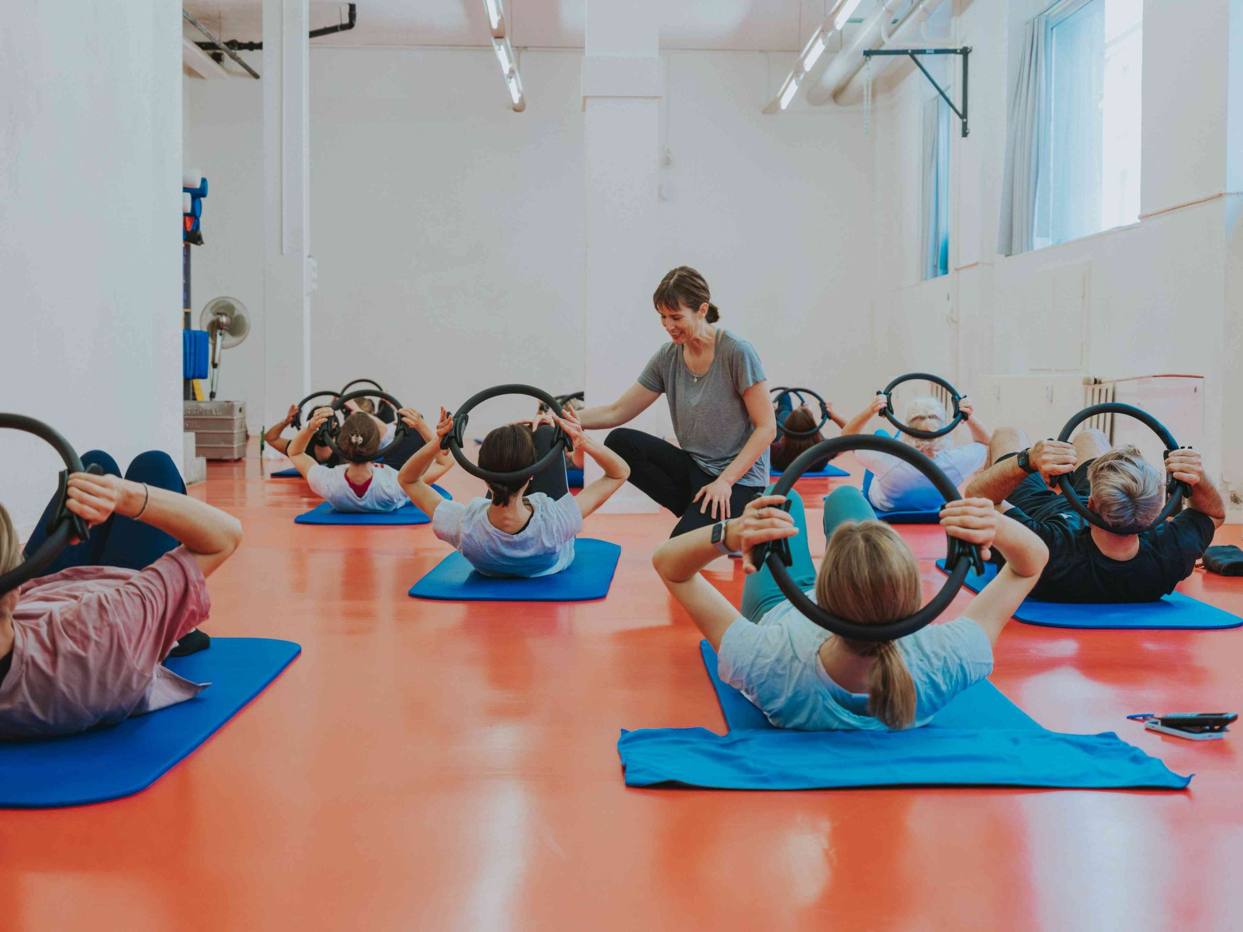 Gruppe von Frauen und Männern verschiedener Nationen in blauen und grünen OP-Kleidern