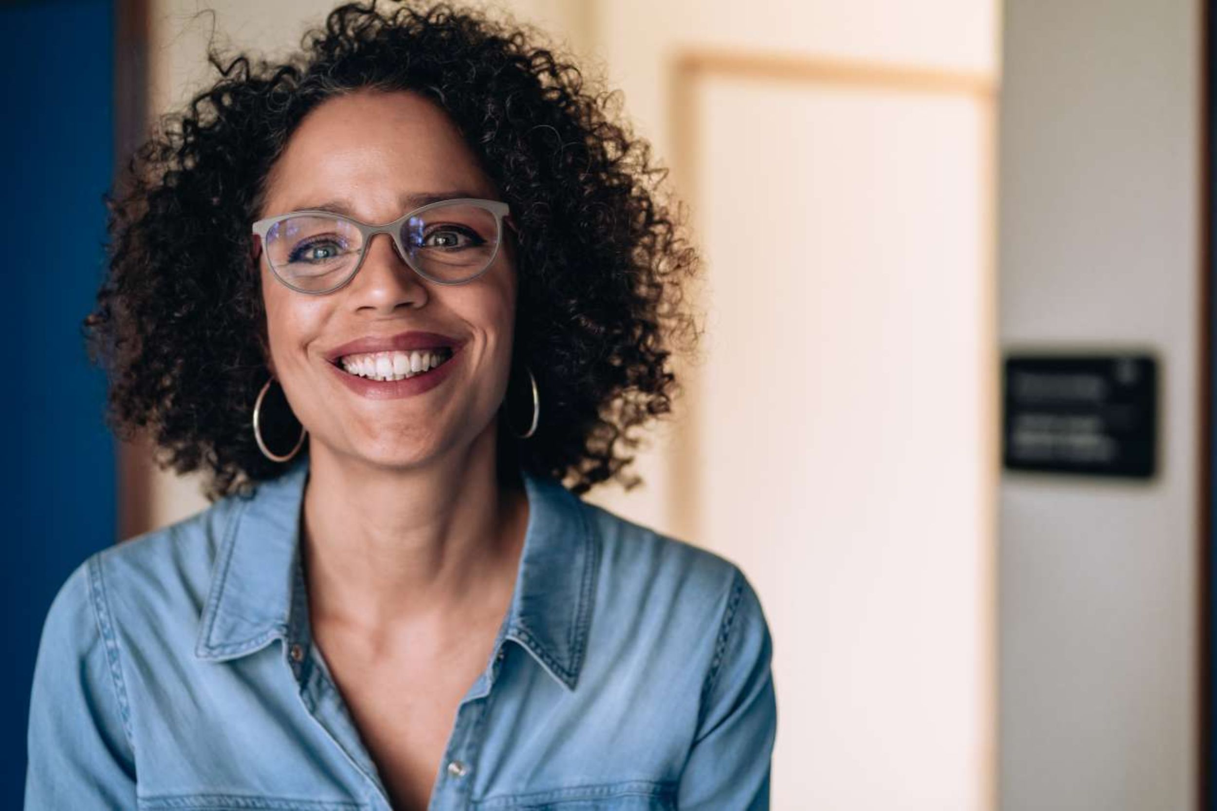 Gruppe von Frauen und Männern verschiedener Nationen in blauen und grünen OP-Kleidern