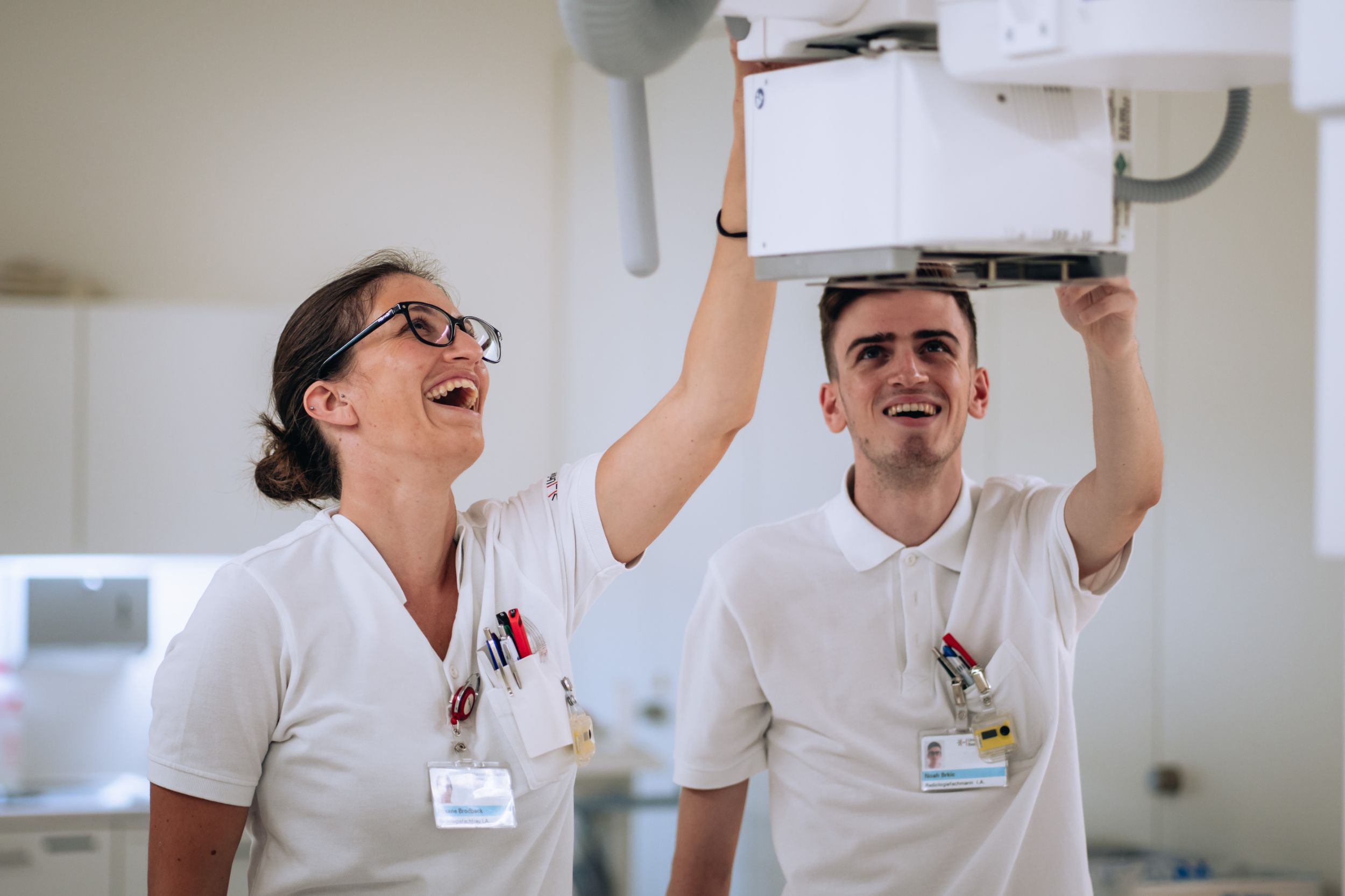 Zwei Radiologiefachperson bedienen ein medizintechnisches Gerät im OP