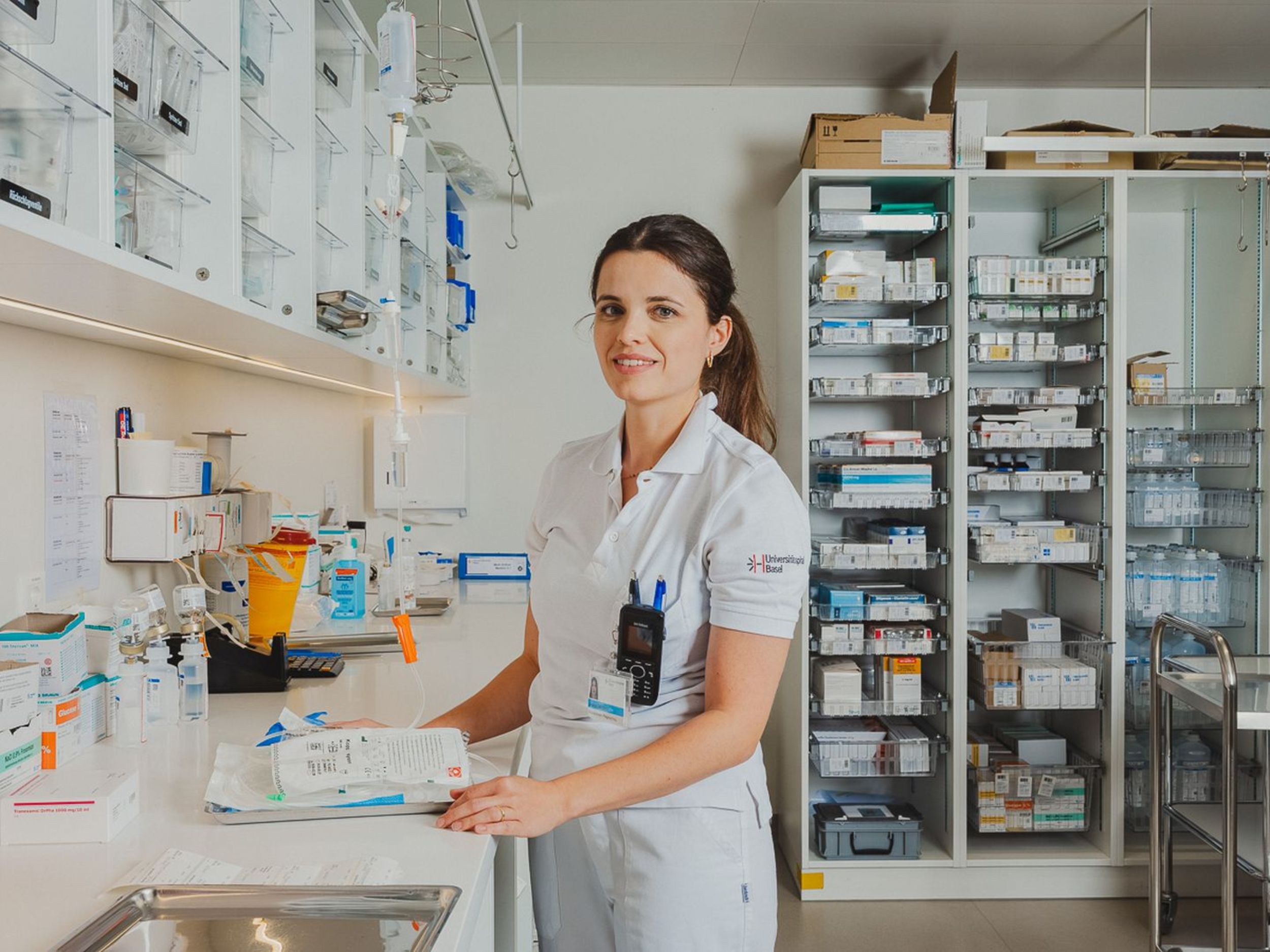 Deux infirmiers/infirmières s'occupent d'un patient ou d'une patiente aux soins intensifs