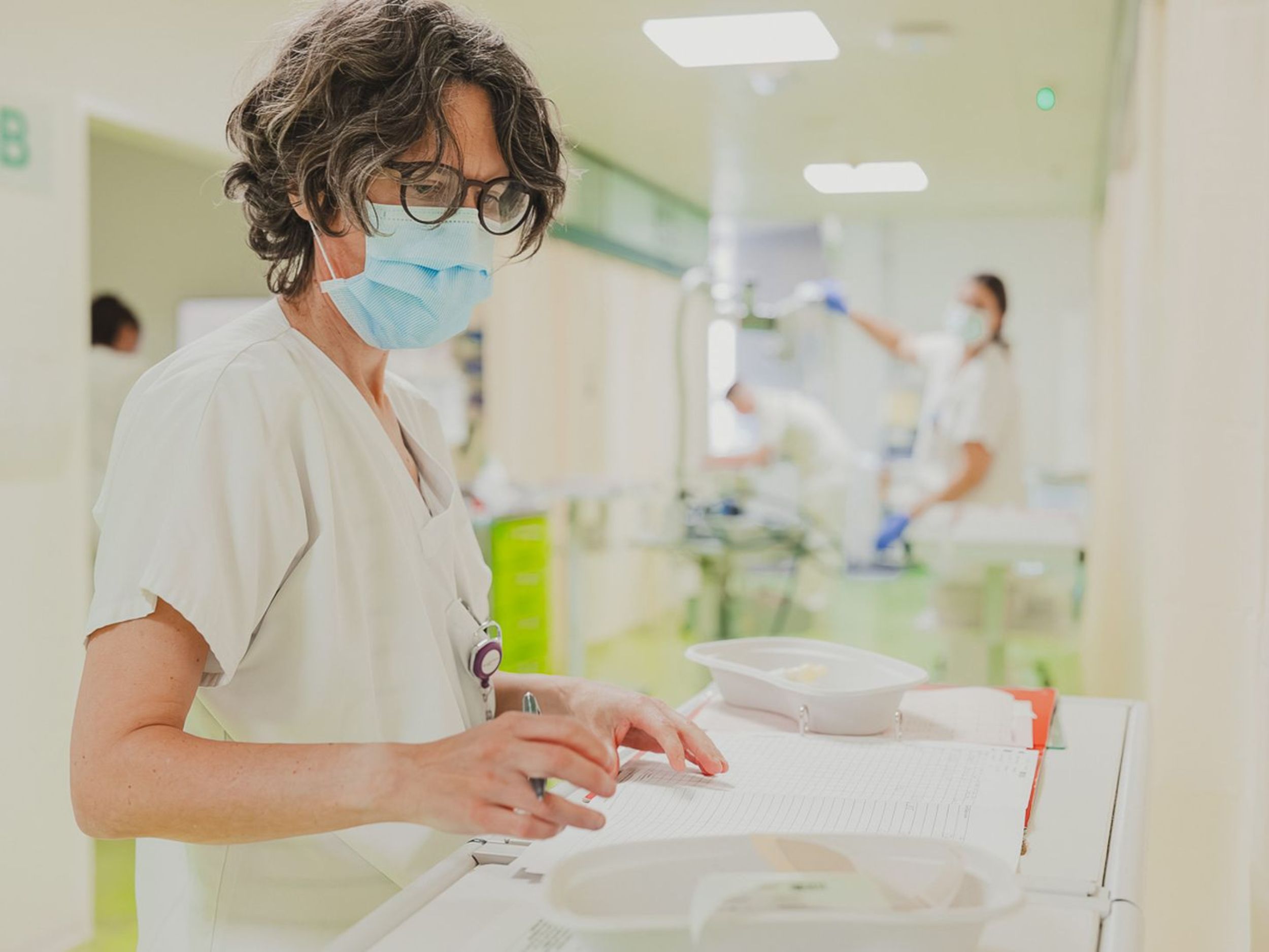 Le personnel soignant désinfecte les mains