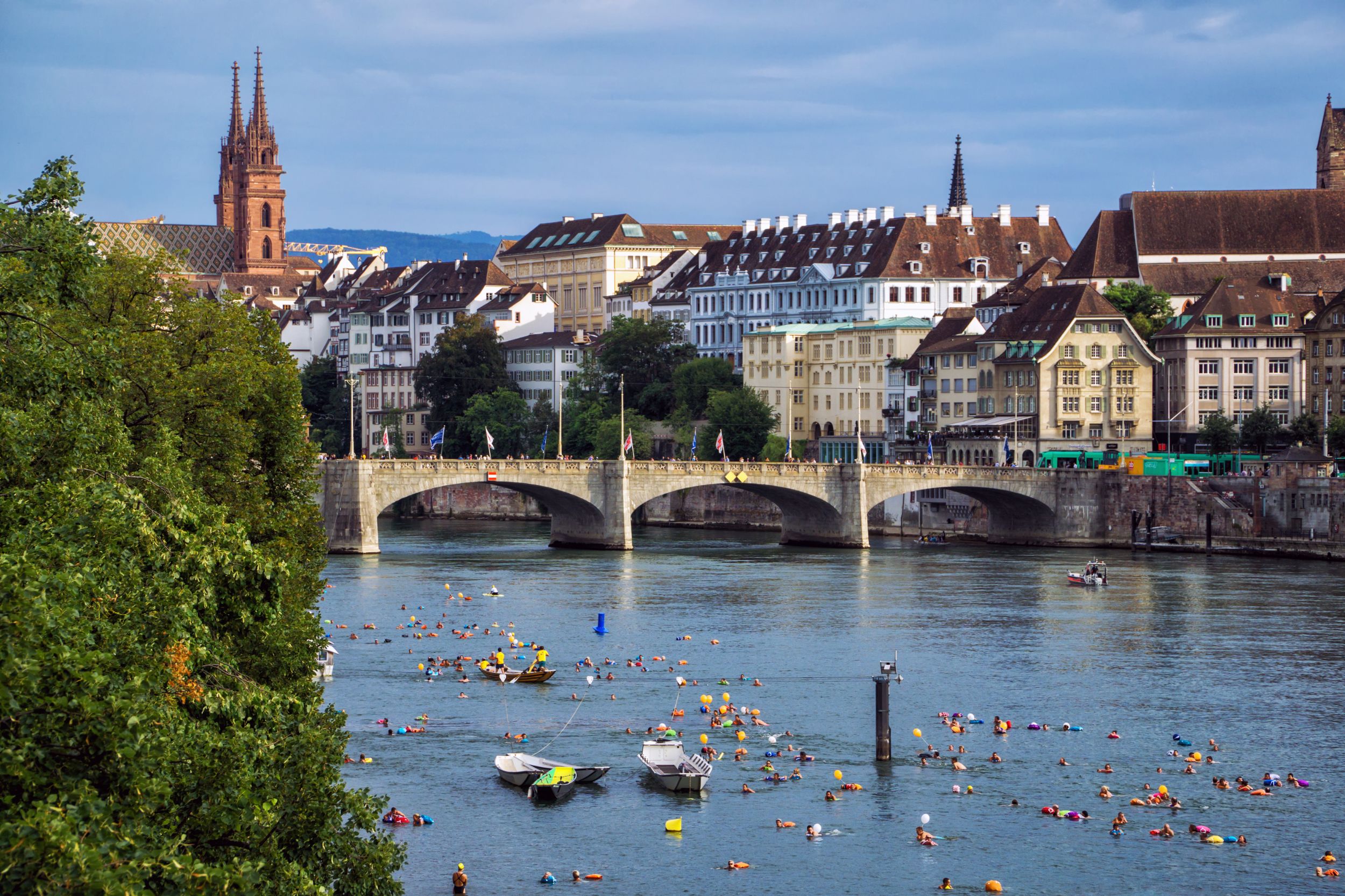Panoramablick auf Grossbasel und den Rhein mit Rheinschwimmern